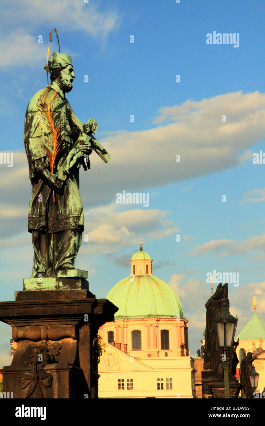 Johannes von Nepomuk oder Johannes von Nepomuk auf der Karlsbrücke, Prag Stockfoto