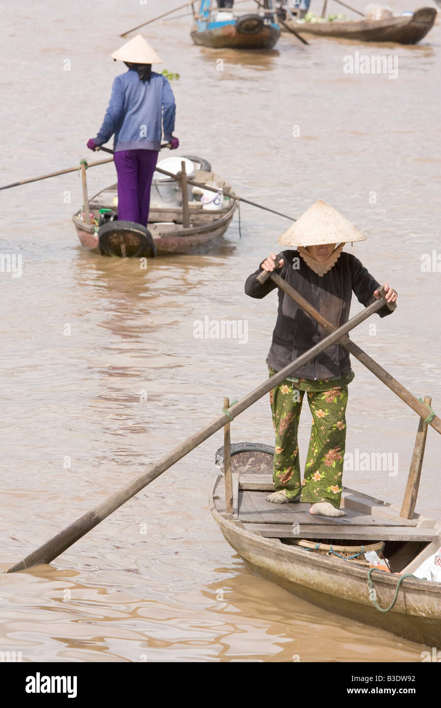 Frauen, die in Richtung auf den Markt mit dem Boot auf dem Mekong-Delta, Süd-Vietnam Stockfoto