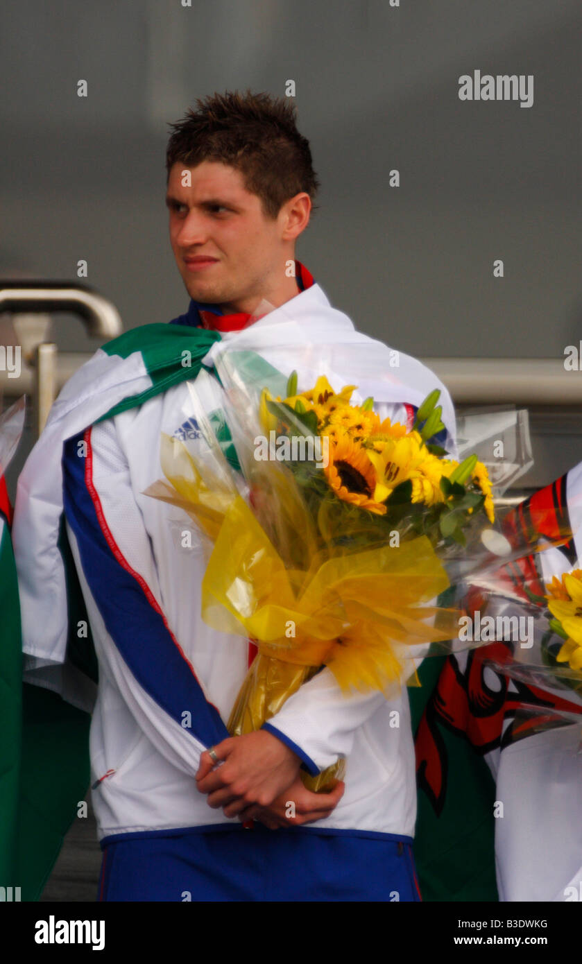 Welsh Sportler, Schwimmer David Davies, der für Großbritannien bei den Olympischen Spielen 2008 in Peking die Silbermedaille gewann, feiert in Cardiff Stockfoto