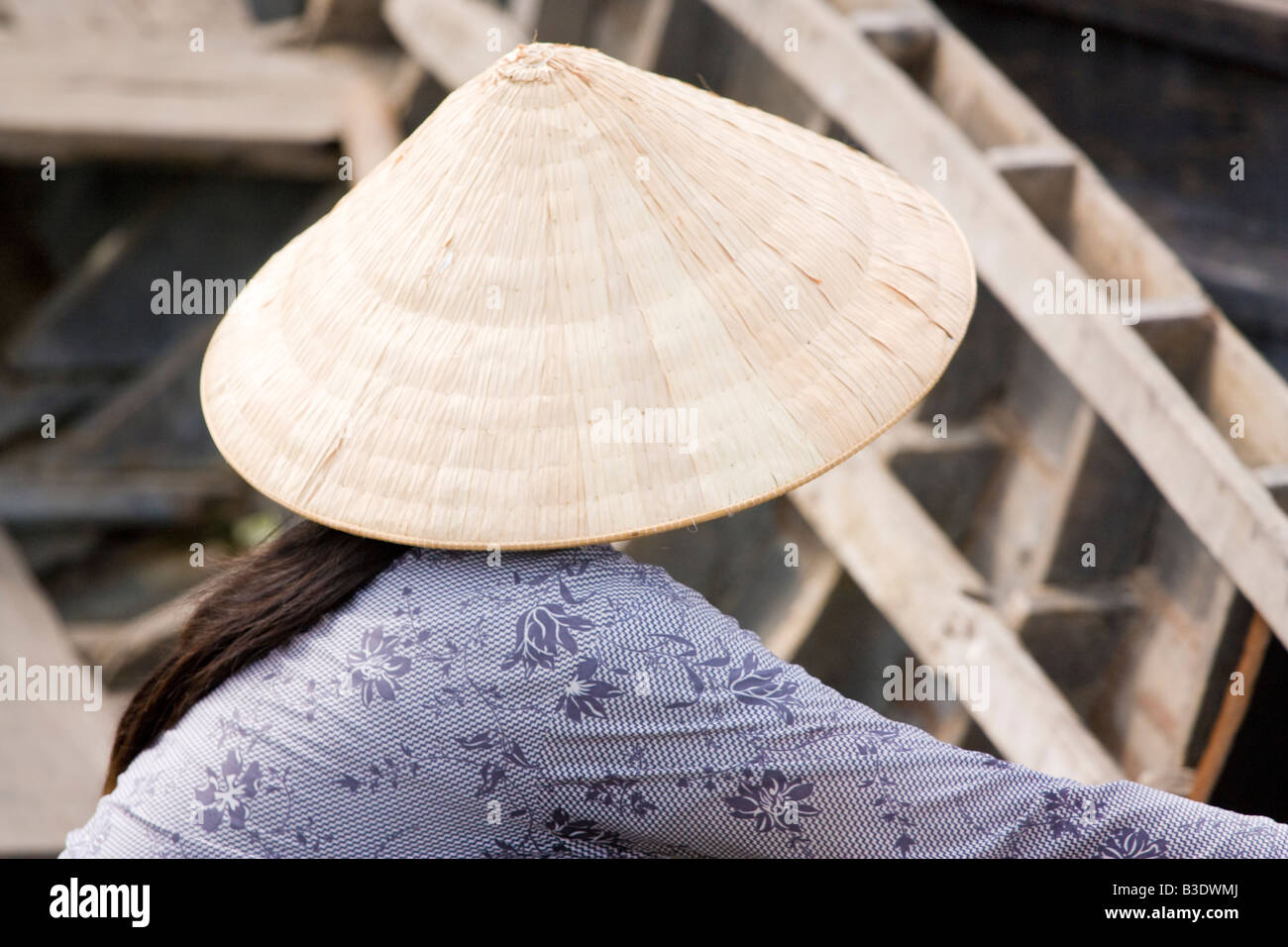 Eine hübsche Dame Handel an einer der schwimmenden Märkte in Vietnam Stockfoto