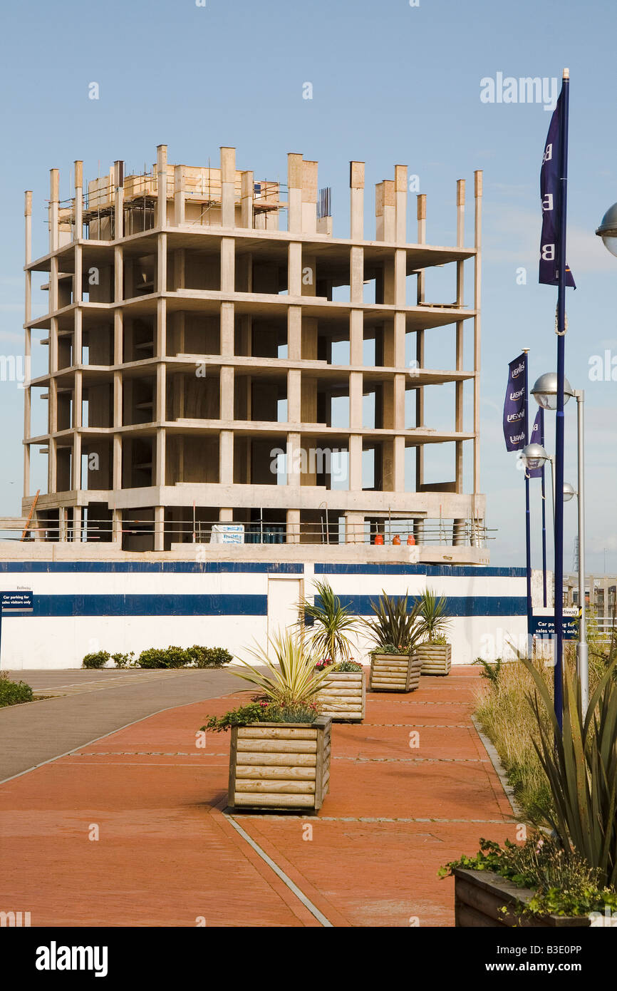 Bauarbeiten suspendiert am Aussicht auf Platz einen Multi-Apartment-Komplex in Cardiff Bay UK, als Folge der Kreditkrise. Stockfoto