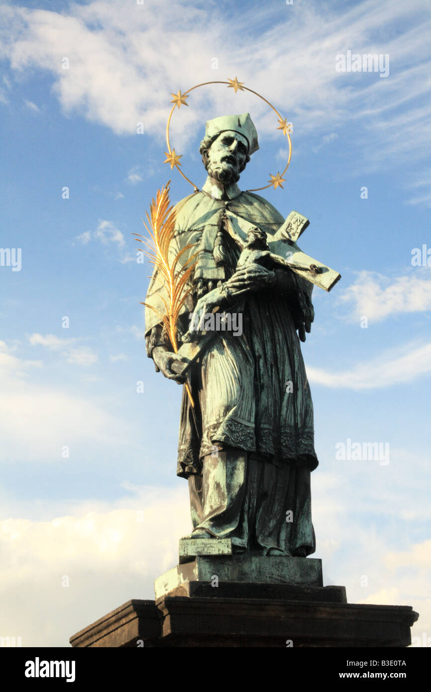 Johannes von Nepomuk oder Johannes von Nepomuk auf der Karlsbrücke, Prag Stockfoto