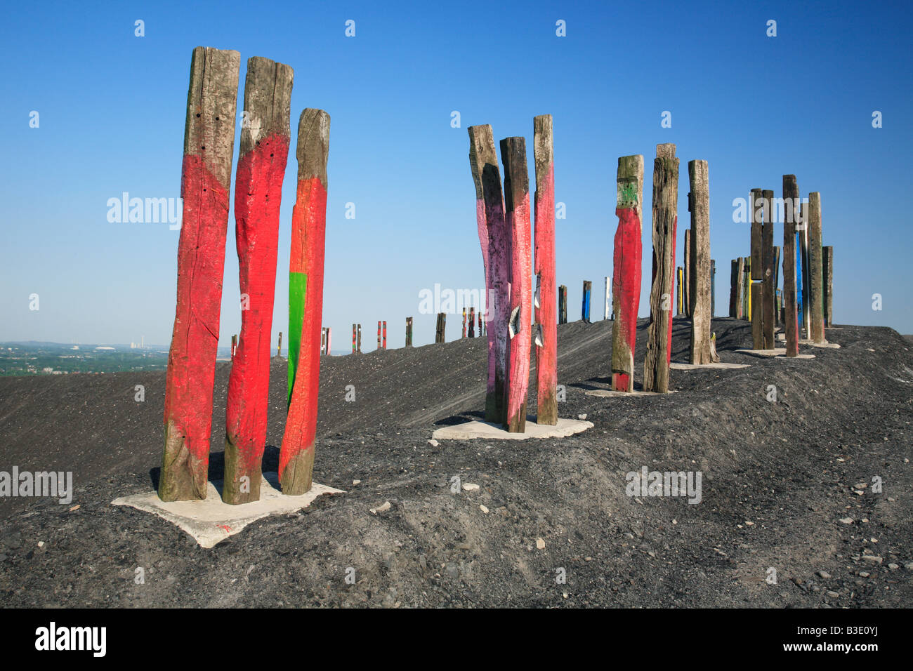 D-Bottrop, Ruhrgebiet, Nordrhein-Westfalen, Bottrop-Fuhlenbrock, Halde Haniel, Wahrzeichen, Plateau, oben auf der Halde, Kunstobjekt "Totems" Eisenbahn-Schwellen von Maler und Bildhauer Agustín Ibarrola, IBA-Projekt International Building Ex gebaut Stockfoto