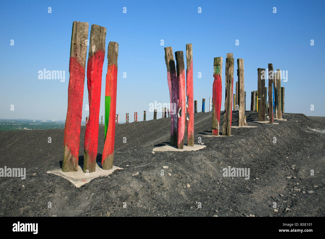 D-Bottrop, Ruhrgebiet, Nordrhein-Westfalen, Bottrop-Fuhlenbrock, Halde Haniel, Wahrzeichen, Plateau, oben auf der Halde, Kunstobjekt "Totems" Eisenbahn-Schwellen von Maler und Bildhauer Agustín Ibarrola, IBA-Projekt International Building Ex gebaut Stockfoto