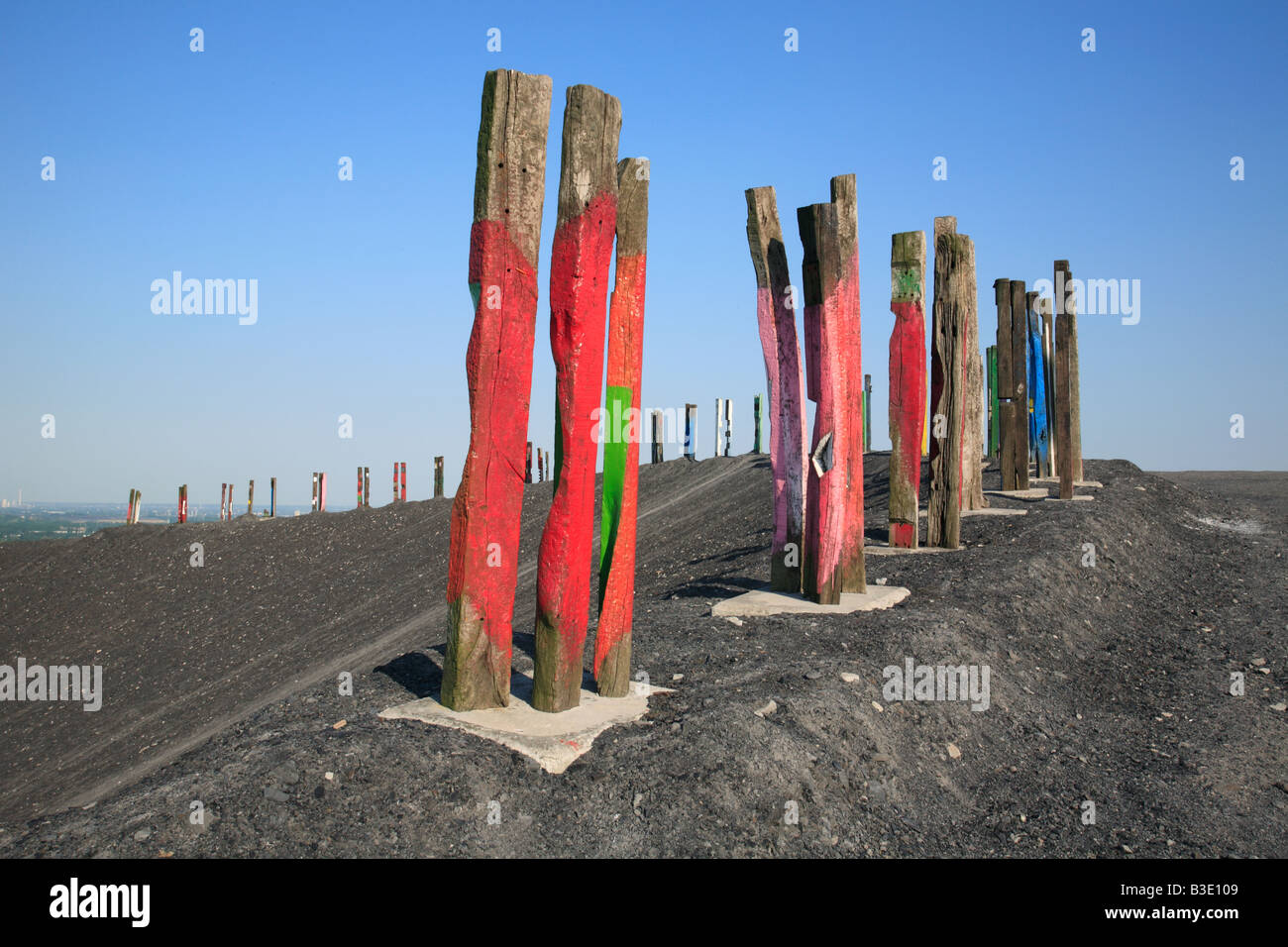 D-Bottrop, Ruhrgebiet, Nordrhein-Westfalen, Bottrop-Fuhlenbrock, Halde Haniel, Wahrzeichen, Plateau, oben auf der Halde, Kunstobjekt "Totems" Eisenbahn-Schwellen von Maler und Bildhauer Agustín Ibarrola, IBA-Projekt International Building Ex gebaut Stockfoto