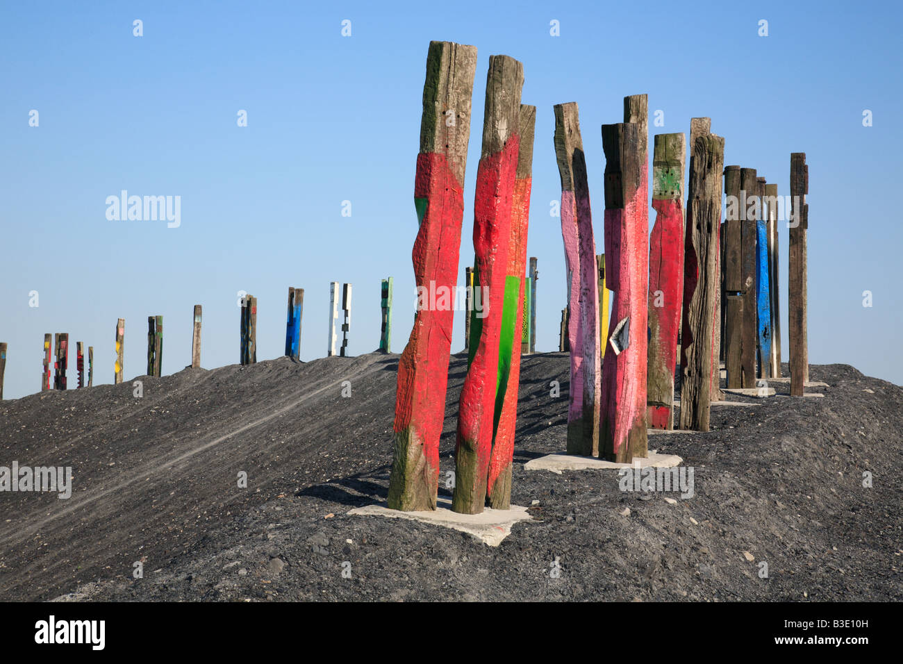 D-Bottrop, Ruhrgebiet, Nordrhein-Westfalen, Bottrop-Fuhlenbrock, Halde Haniel, Wahrzeichen, Plateau, oben auf der Halde, Kunstobjekt "Totems" Eisenbahn-Schwellen von Maler und Bildhauer Agustín Ibarrola, IBA-Projekt International Building Ex gebaut Stockfoto