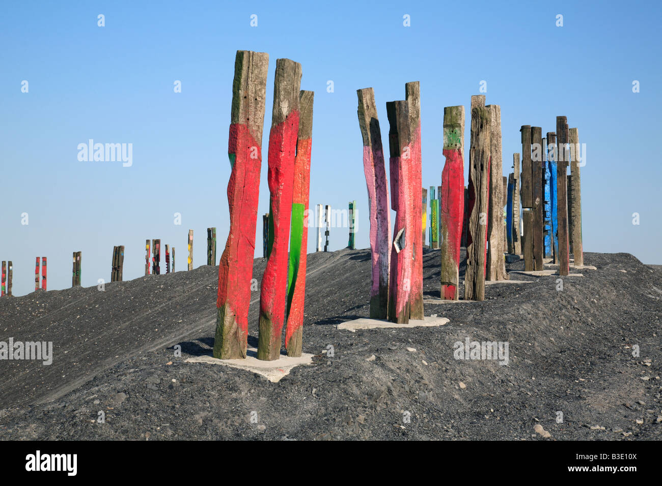 D-Bottrop, Ruhrgebiet, Nordrhein-Westfalen, Bottrop-Fuhlenbrock, Halde Haniel, Wahrzeichen, Plateau, oben auf der Halde, Kunstobjekt "Totems" Eisenbahn-Schwellen von Maler und Bildhauer Agustín Ibarrola, IBA-Projekt International Building Ex gebaut Stockfoto