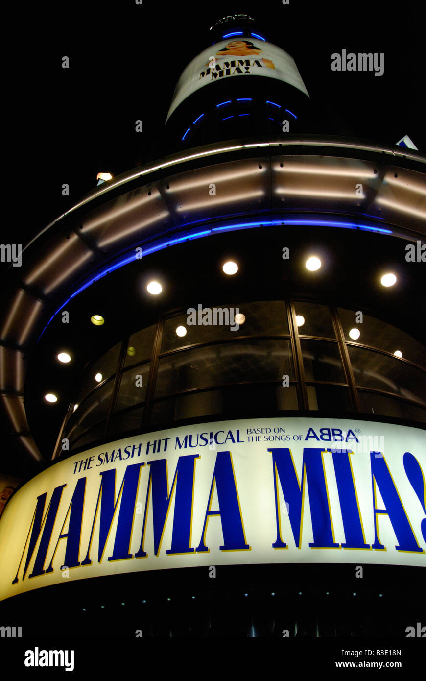 Nahe Zeit äußere des Prince Of Wales Theatre zeigt die beliebte ABBA musical Mamma Mia Coventry Street London England Stockfoto