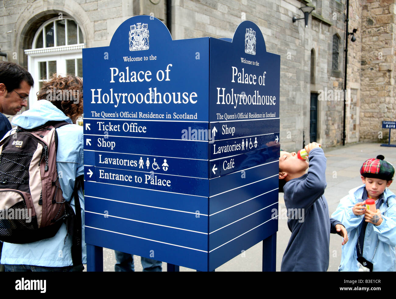 Familie von Touristen am Eingang zum Palast Holyroodhouse in Edinburgh Stockfoto