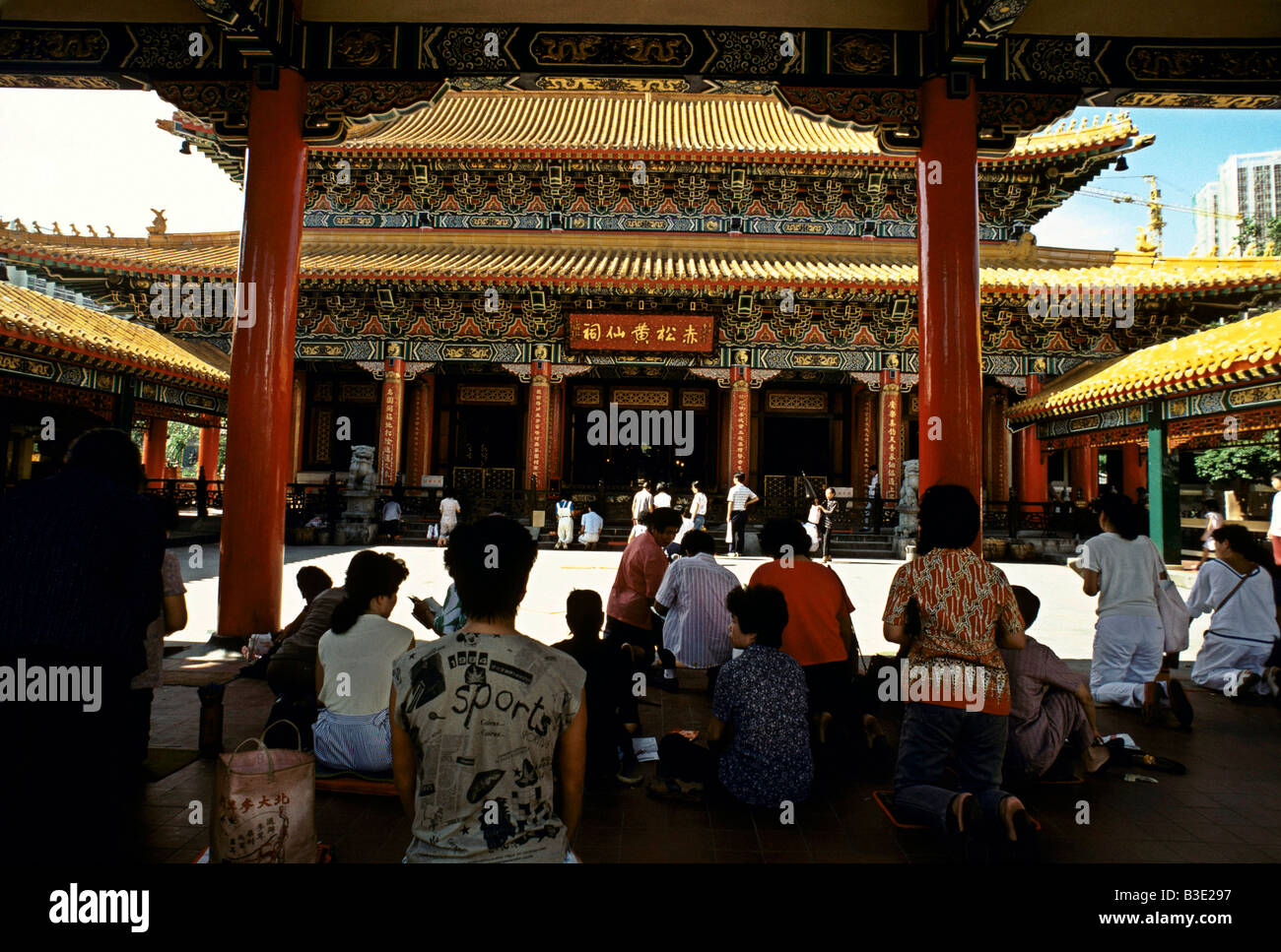 Menschen besuchen Tempel in Hong kong Stockfoto