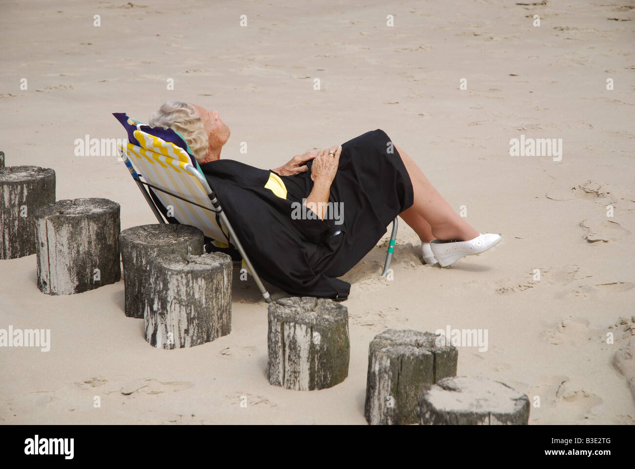 Reife Frau Entspannung am Strand Stockfoto