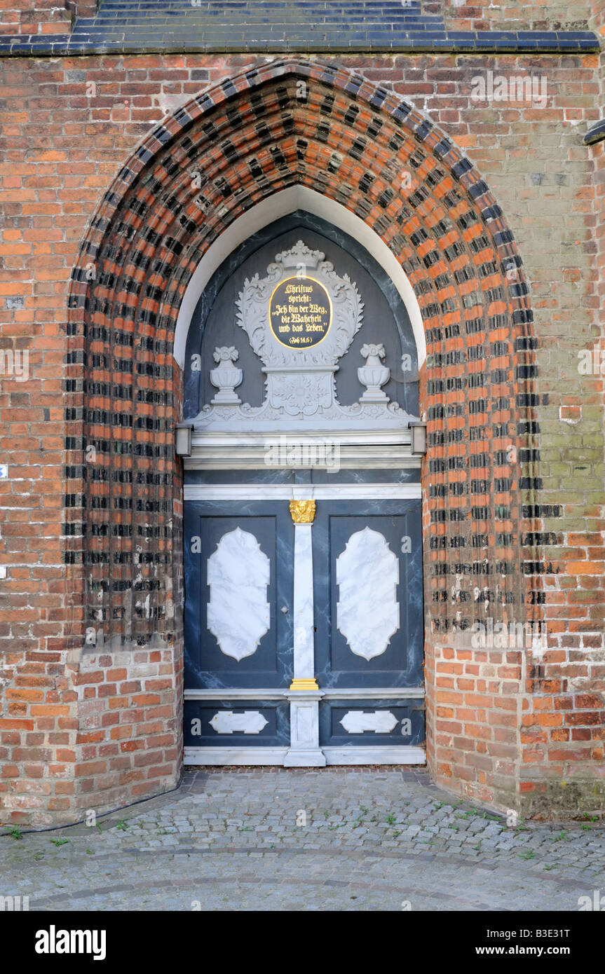 Kirchentür der St. Nikolai Kirche in Wismar Deutschland Kirche Tür des St.-Nikolai-Kirche in Wismar Deutschland Stockfoto