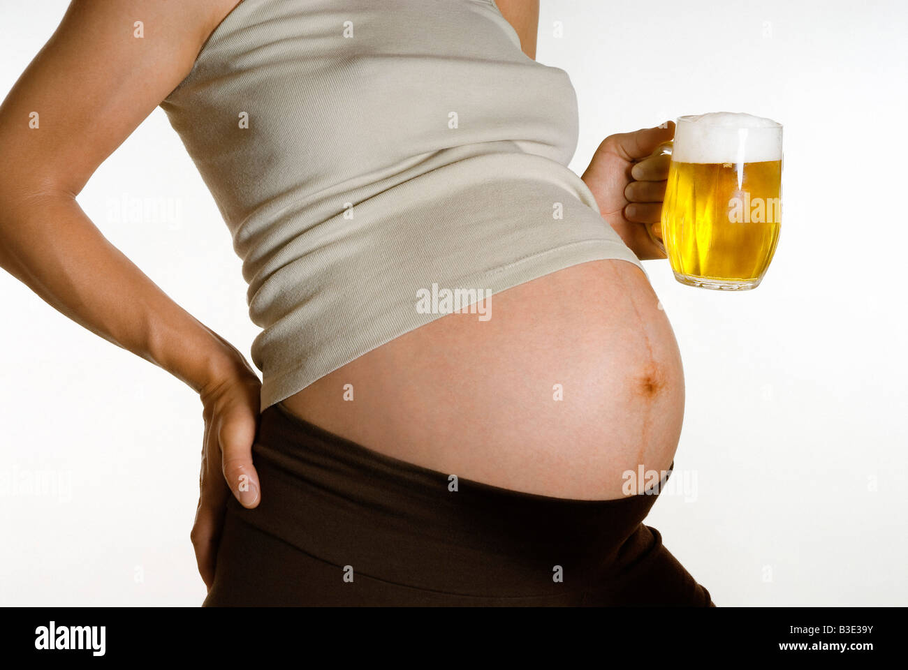 SCHWANGERE FRAU TRINKEN ALKOHOL Stockfoto