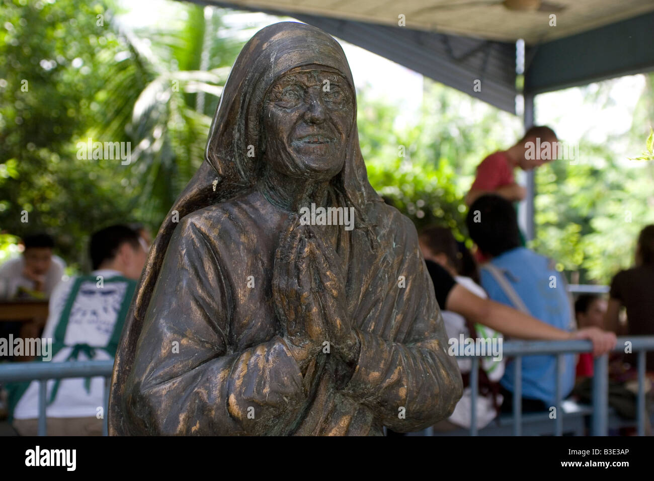 Eine Bronzestatue von Mutter Teresa steht auf dem Gelände der Prem Dan Zuhause für Kranke und ältere Menschen in Kalkutta, Indien. Stockfoto