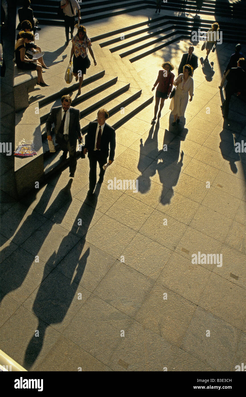 SONNENUNTERGANG AN DER LIVERPOOL STREET STATION SCHATTENWURF DER STADTARBEITER AM BODEN SCHRITTE LONDON Stockfoto