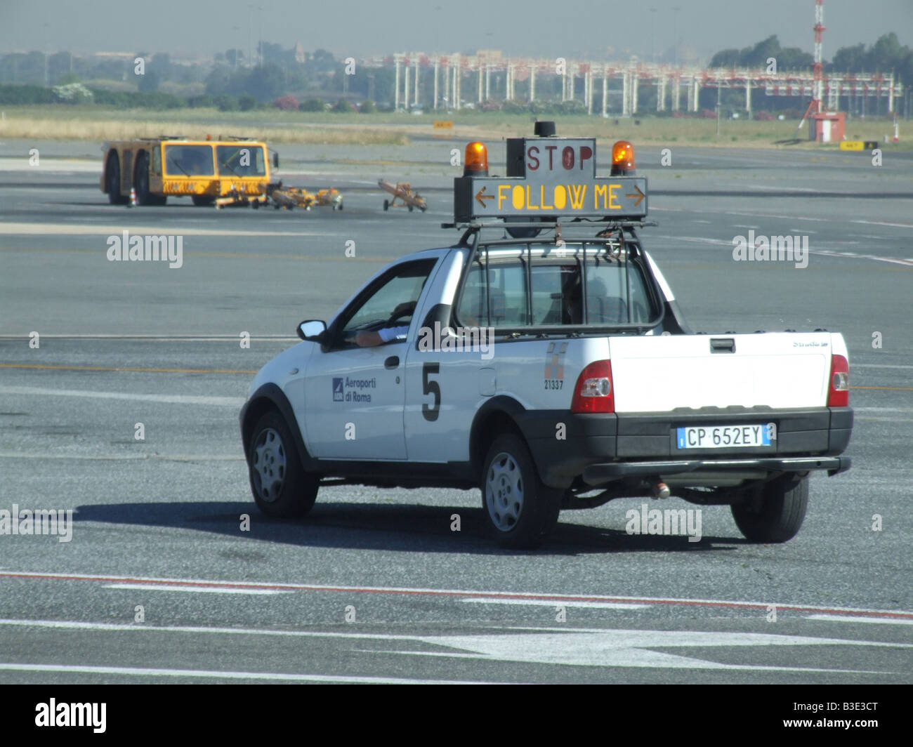 Fahrzeug mit Stop folgen mir Zeichen auf Flughafen Rollfeld Stockfoto
