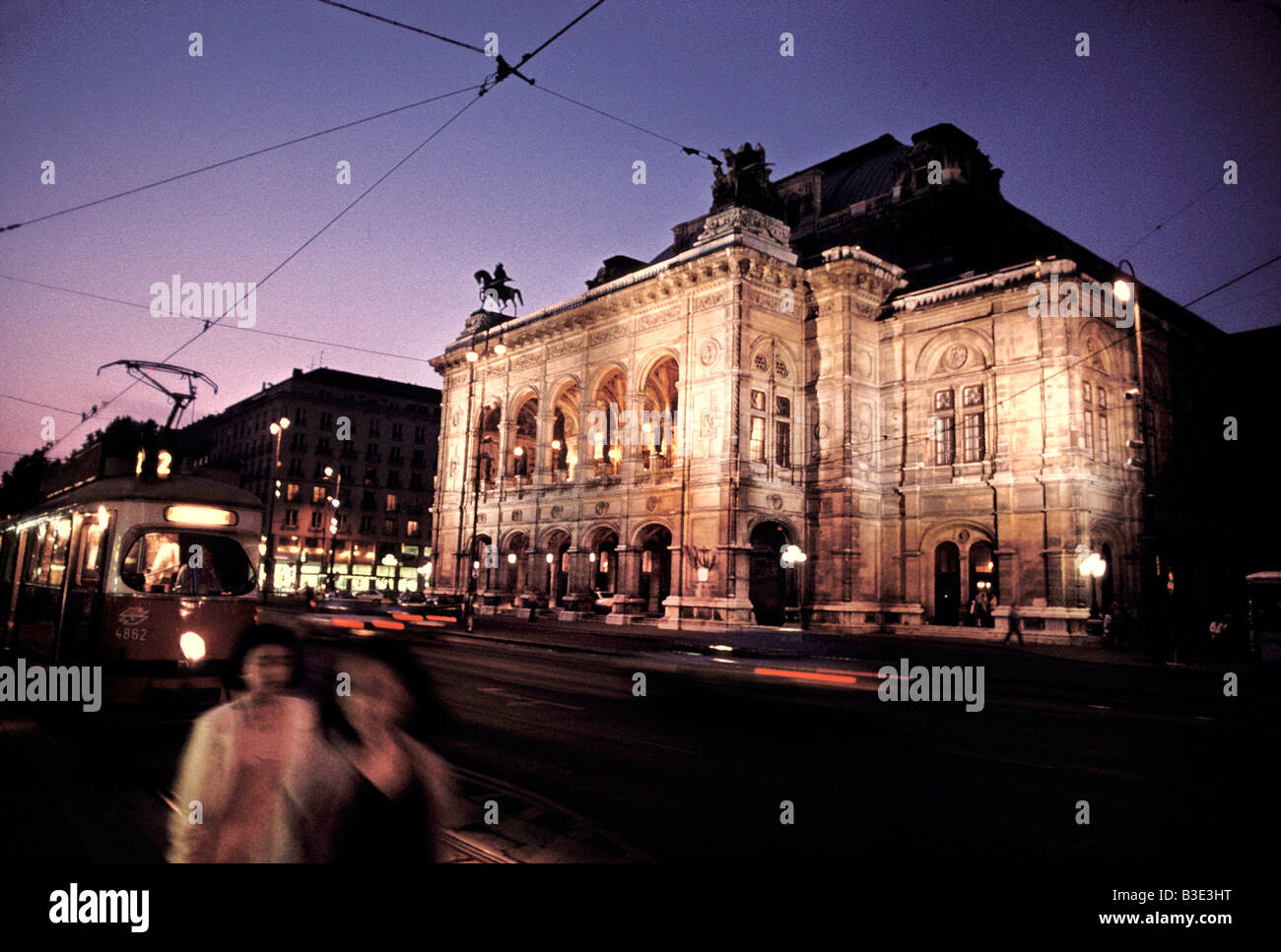 Austria Wien 1995 The Opera House in der Nacht Stockfoto