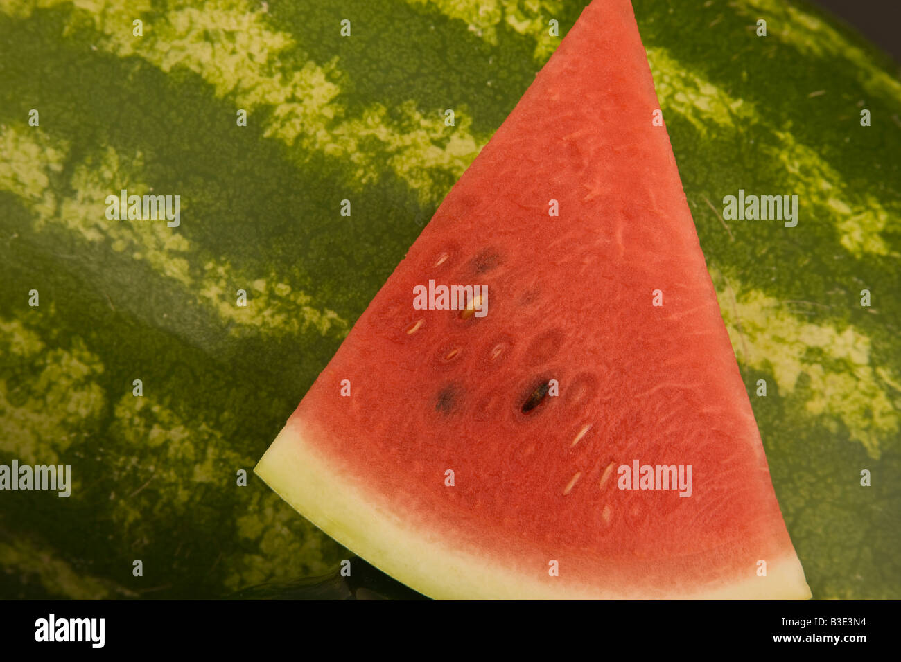 Saftige rote Reife Wassermelone in Scheiben schneiden. Stockfoto