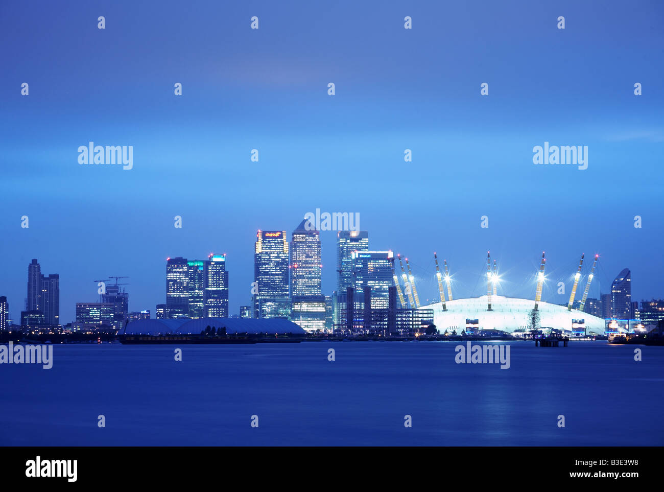 Skyline von Canary Wharf und O2 Millennium Dome Arena in der Abenddämmerung auf der Themse in London England UK Stockfoto