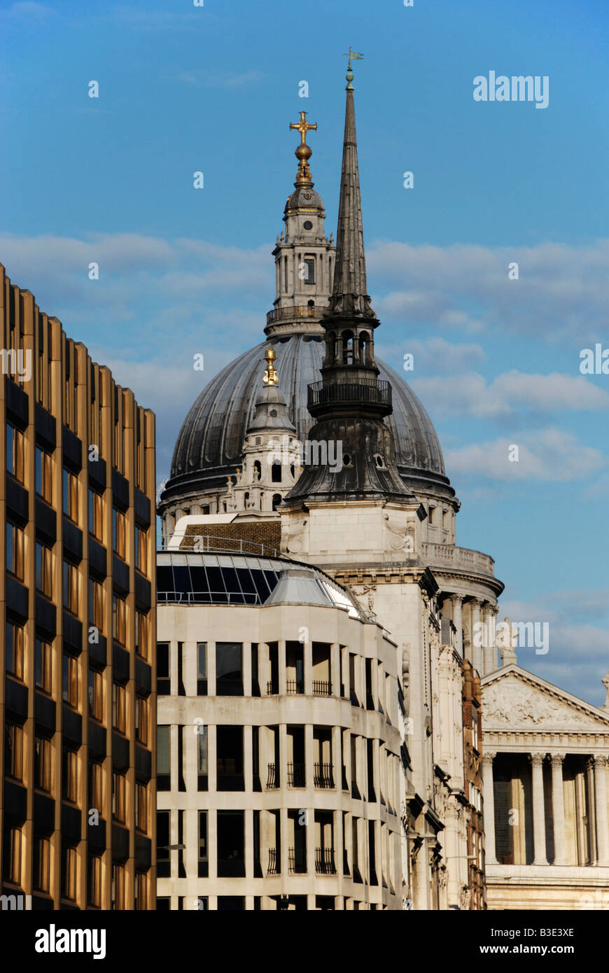 Blick entlang Ludgate Hill an der Martinskirche in Ludgate und St Pauls Cathedral London England Stockfoto