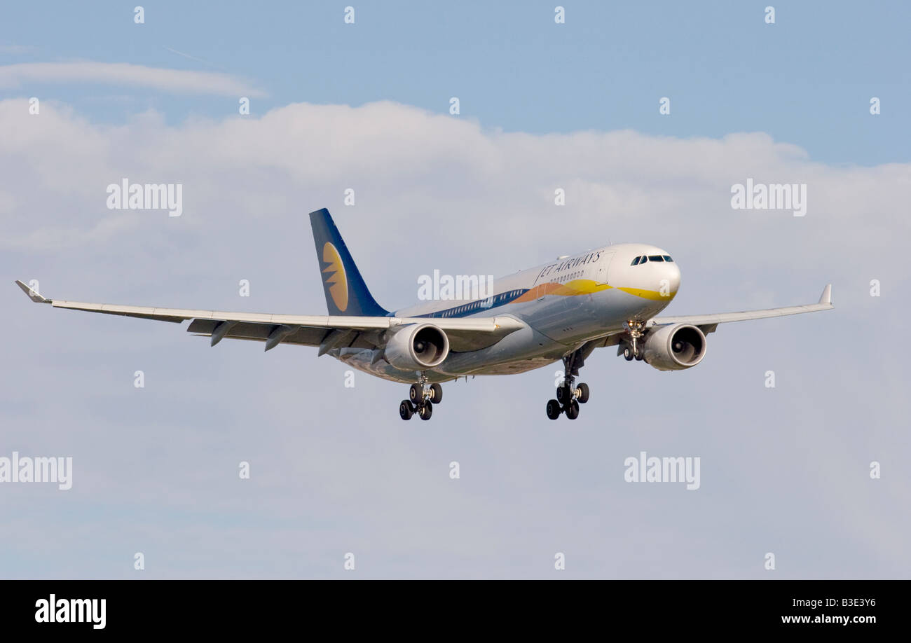 Jet Airways Airbus A330-202 Landung am Flughafen London Heathrow Stockfoto