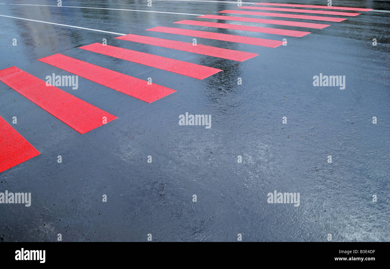 Wassertropfen auf einem frischen Asphalt Regen Stockfoto