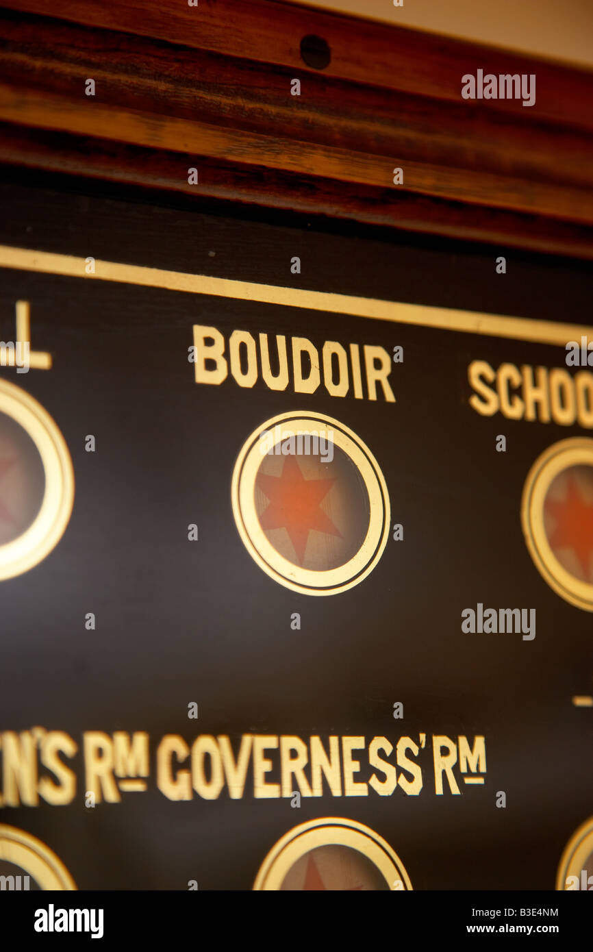 Detail der Edwardian Eiche Diener Butler Bell Box zeigt das Boudoir. Stockfoto