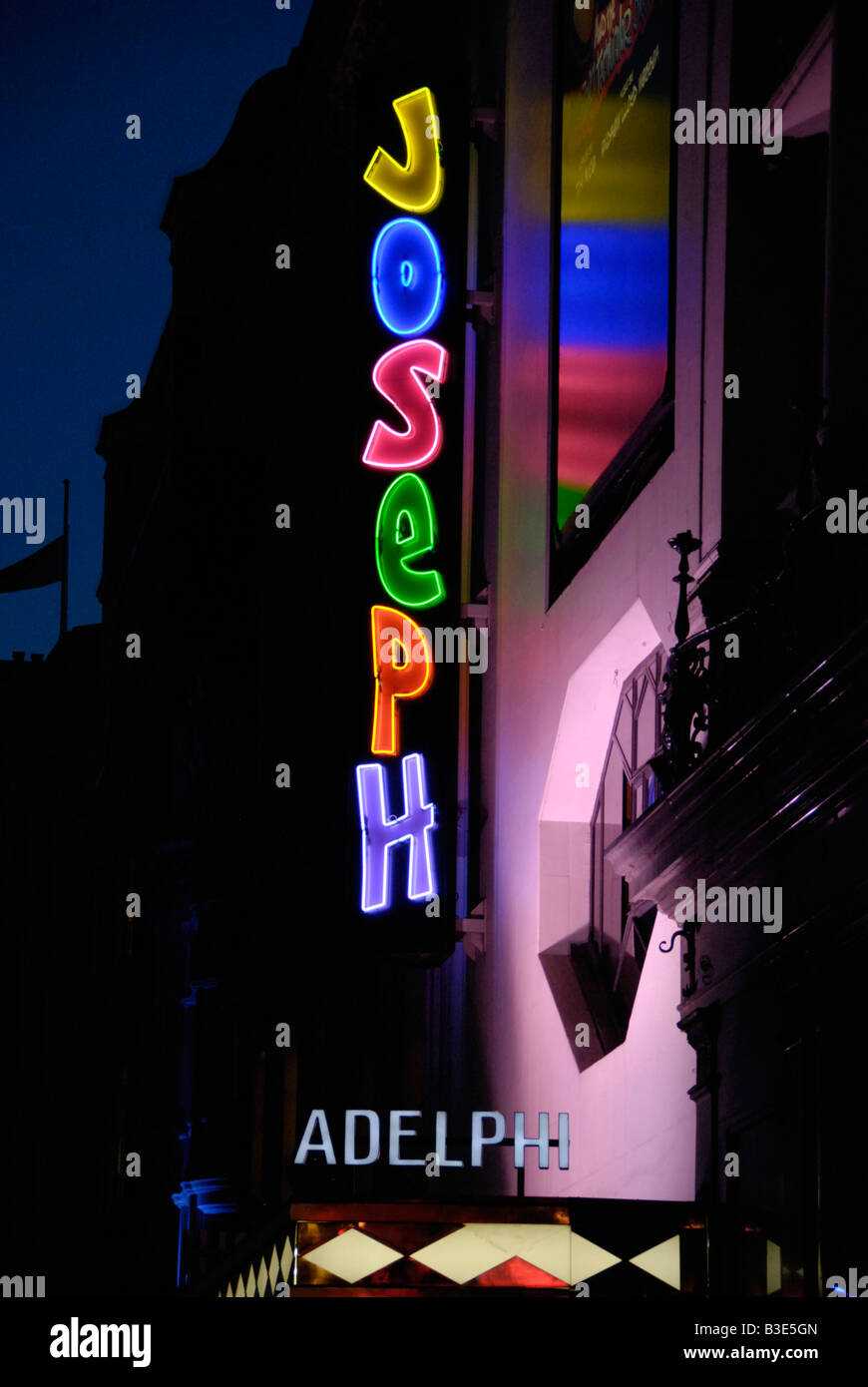 Adelphi Theatre an der Nacht der Strang London England Stockfoto