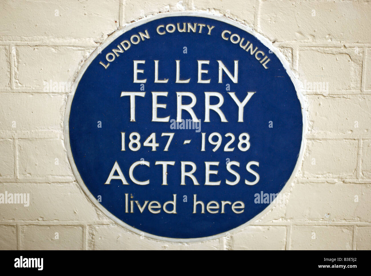 London Grafschaftsrat blaue Plakette markiert ein Wohnhaus der Schauspielerin Ellen Terry, in South Kensington, London, England Stockfoto