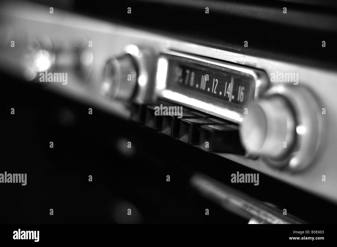 Ein antikes Radio in einem 70er Jahre International Scout Jeep. Stockfoto