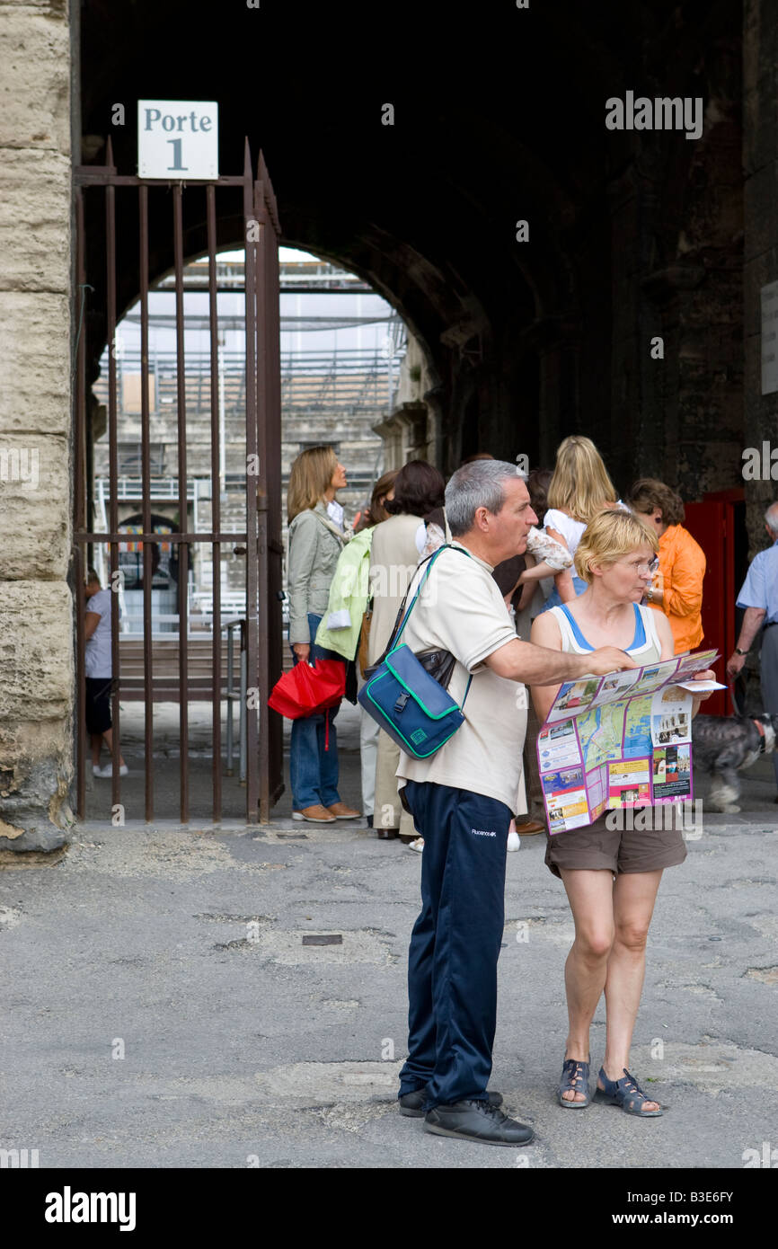 Touristen vor dem Forum in Arles, Frankreich Stockfoto