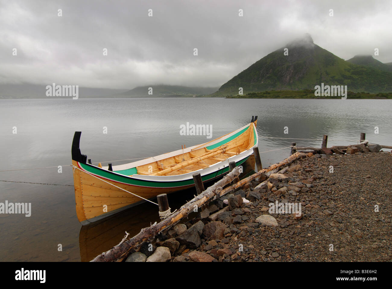 Traditionell geformte Boot vor Anker in das Wikingermuseum Borg Lofoten Inseln Nord-Norwegen Stockfoto