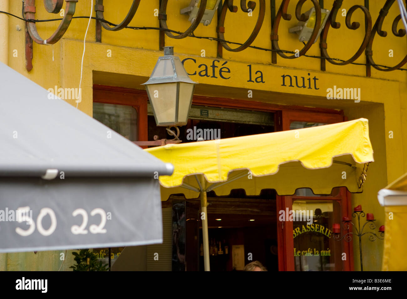 Das Cafe La Nuit berühmt geworden in einem Gemälde von Van Gogh in Arles, Frankreich Stockfoto