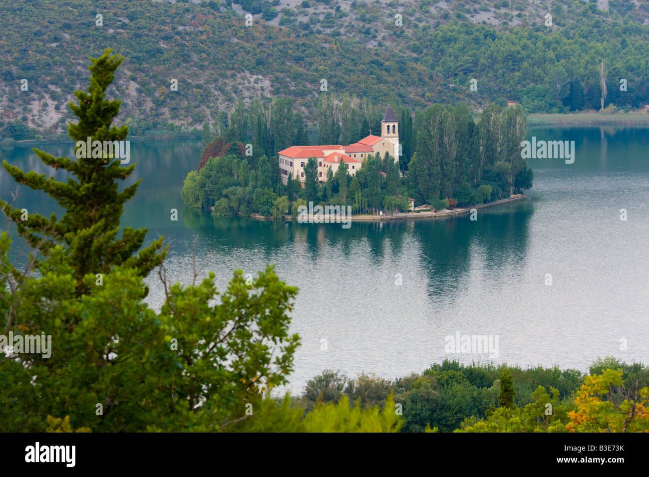 Insel Visovac am Fluss Krka in Kroatien Stockfoto
