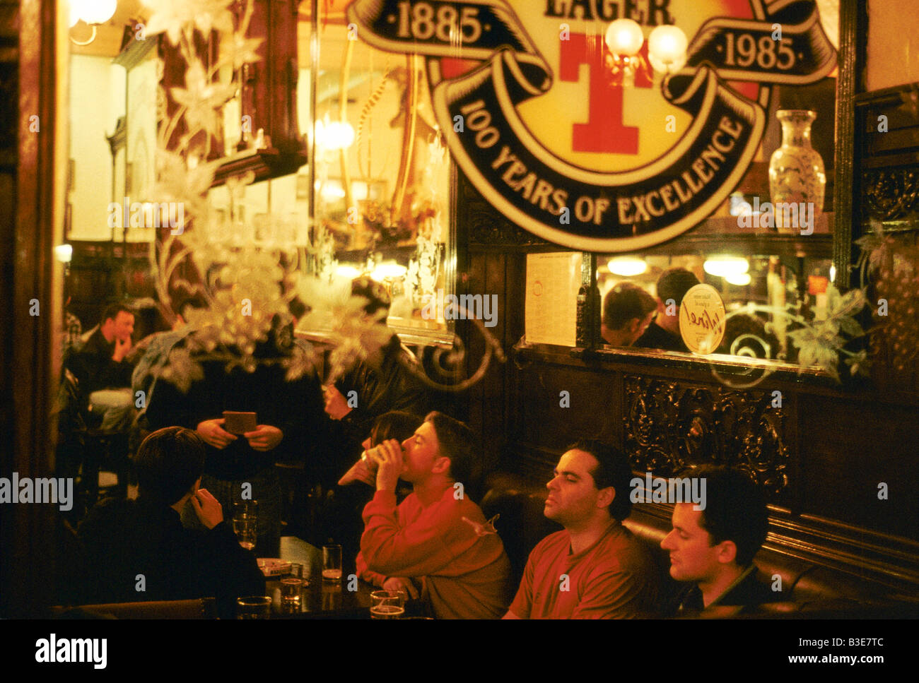 KNEIPENSZENE IN GLASGOW MÄNNER TRINKEN 1992 Stockfoto