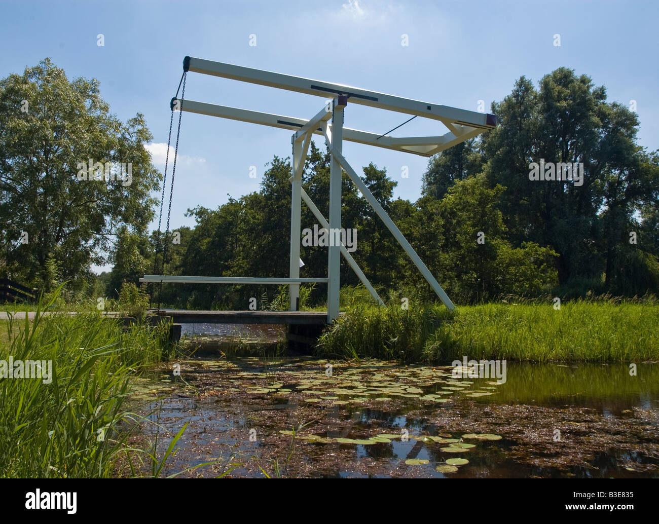 kleine Zugbrücke über einen Kanal Stockfoto