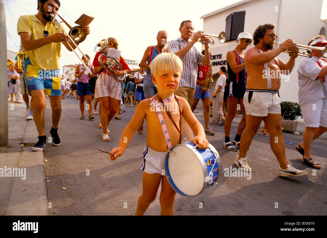Blondes Kleinkind spielt eine Trommel in einer Blaskapelle street Parade durch Etten Stockfoto
