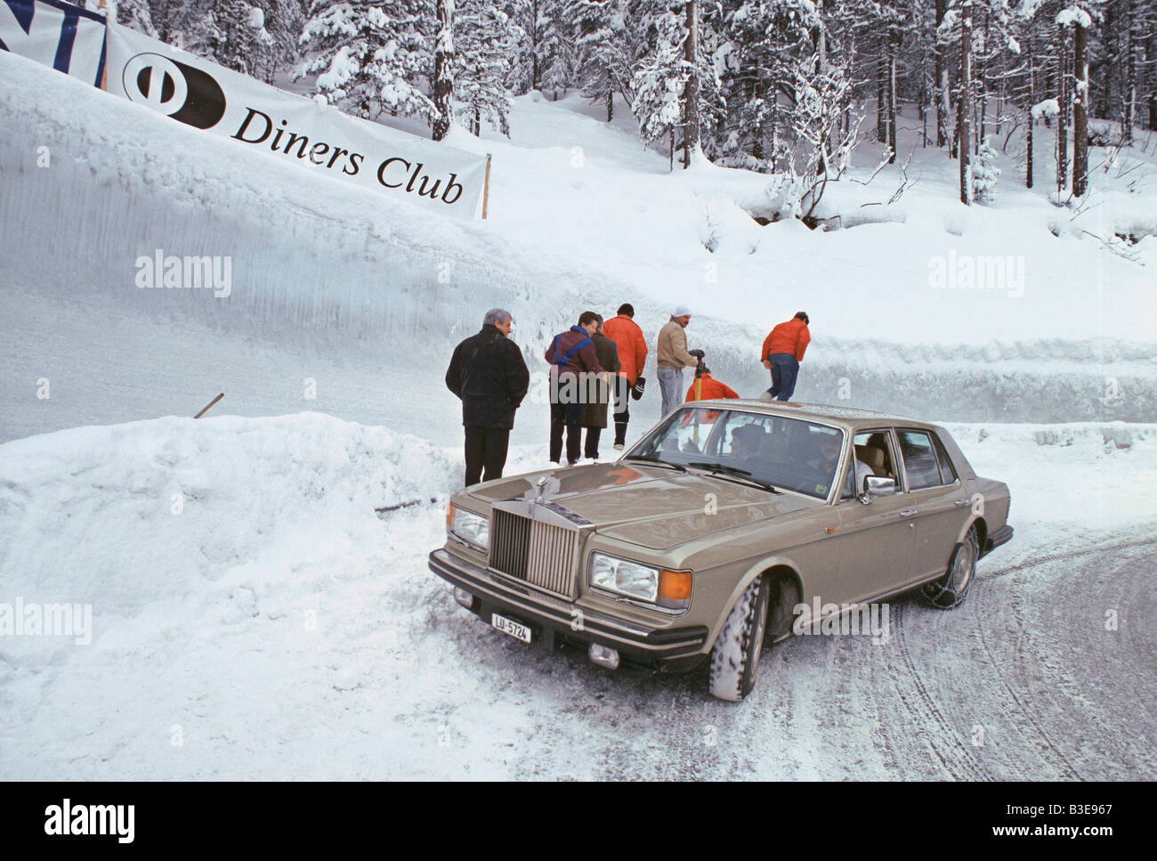 WOHLHABENDE LEUTE FAHREN ROLLS-ROYCE AUTO ST MORITZ Stockfoto