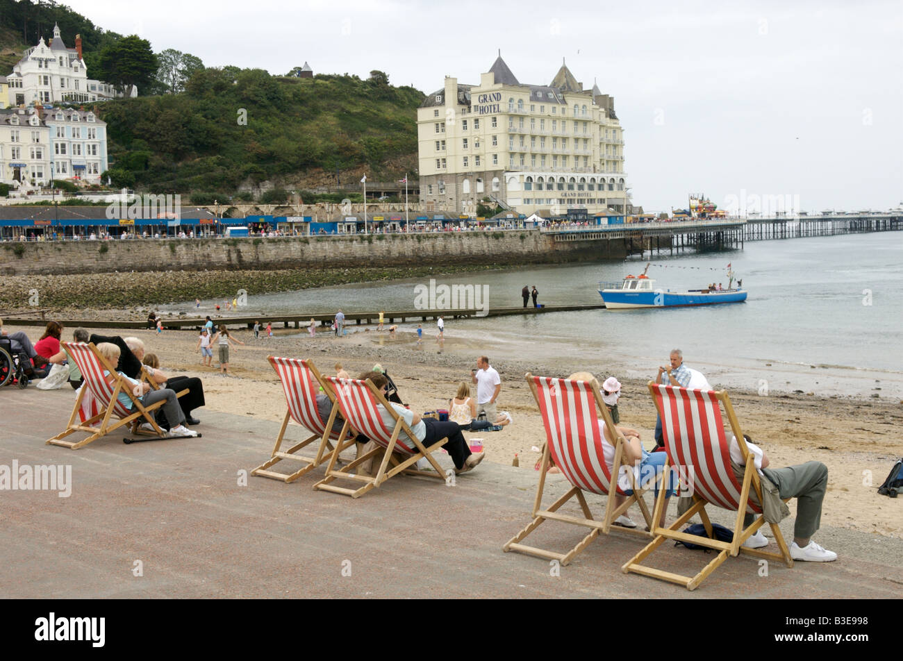 Eine Reihe von Liegestühlen an Llandudno promenade Stockfoto