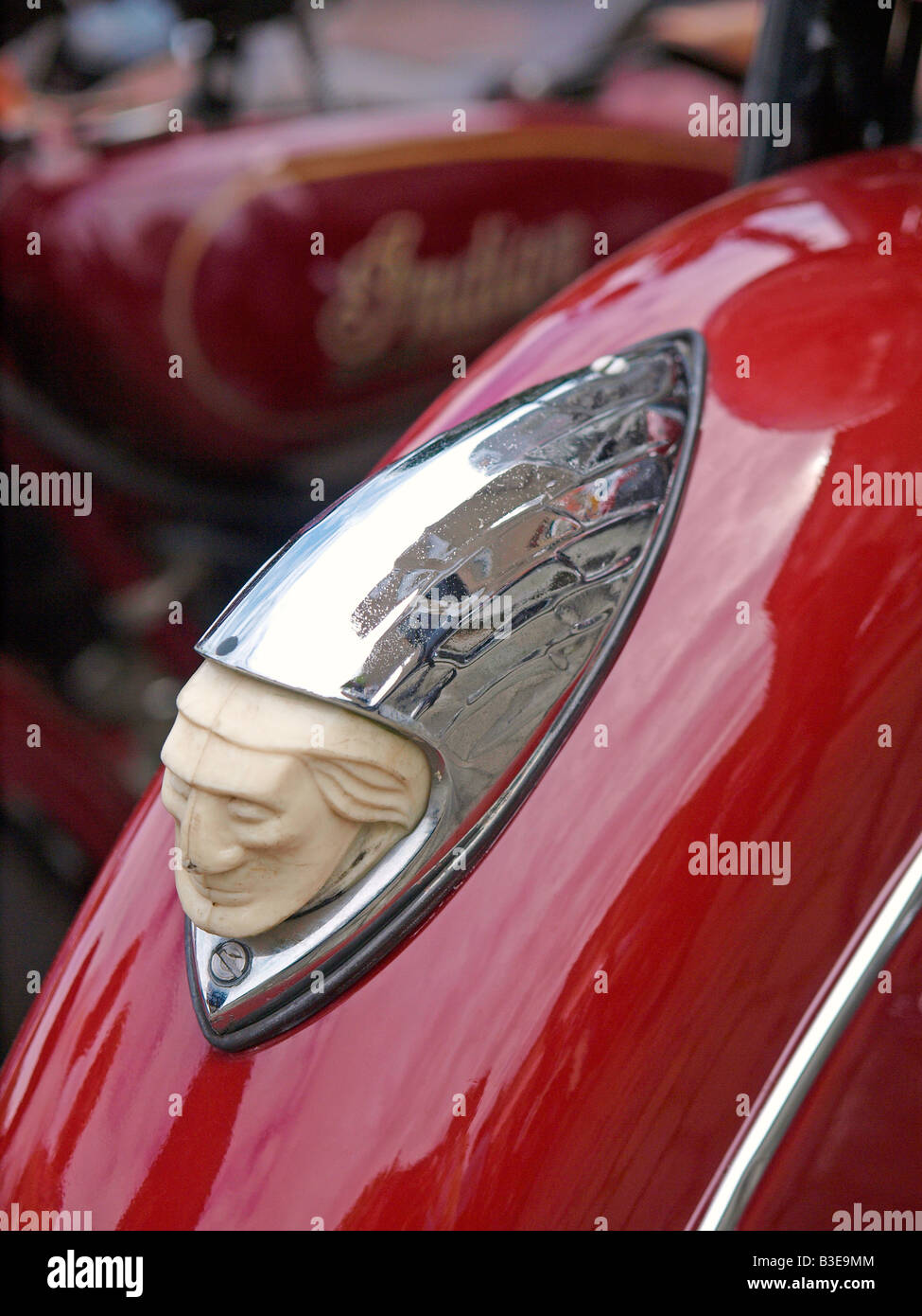 Oldtimer Indian-Motorräder haben ein Positionslicht auf dem vorderen Kotflügel in einer indischen Kopfform Stockfoto
