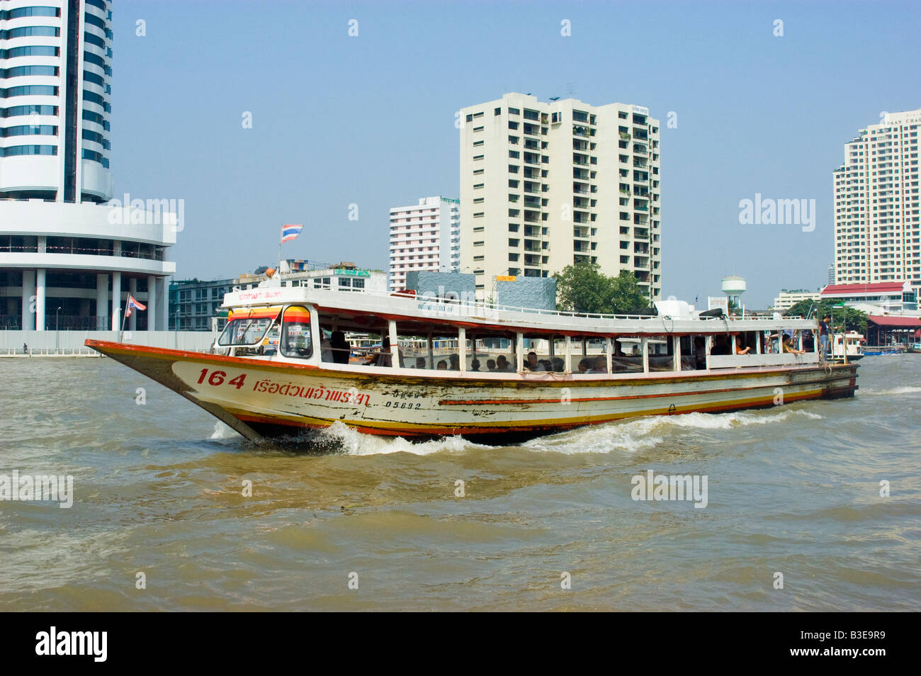 Eine Beschleunigung Wasserbus in Bangkok am Chao Phraya river Stockfoto