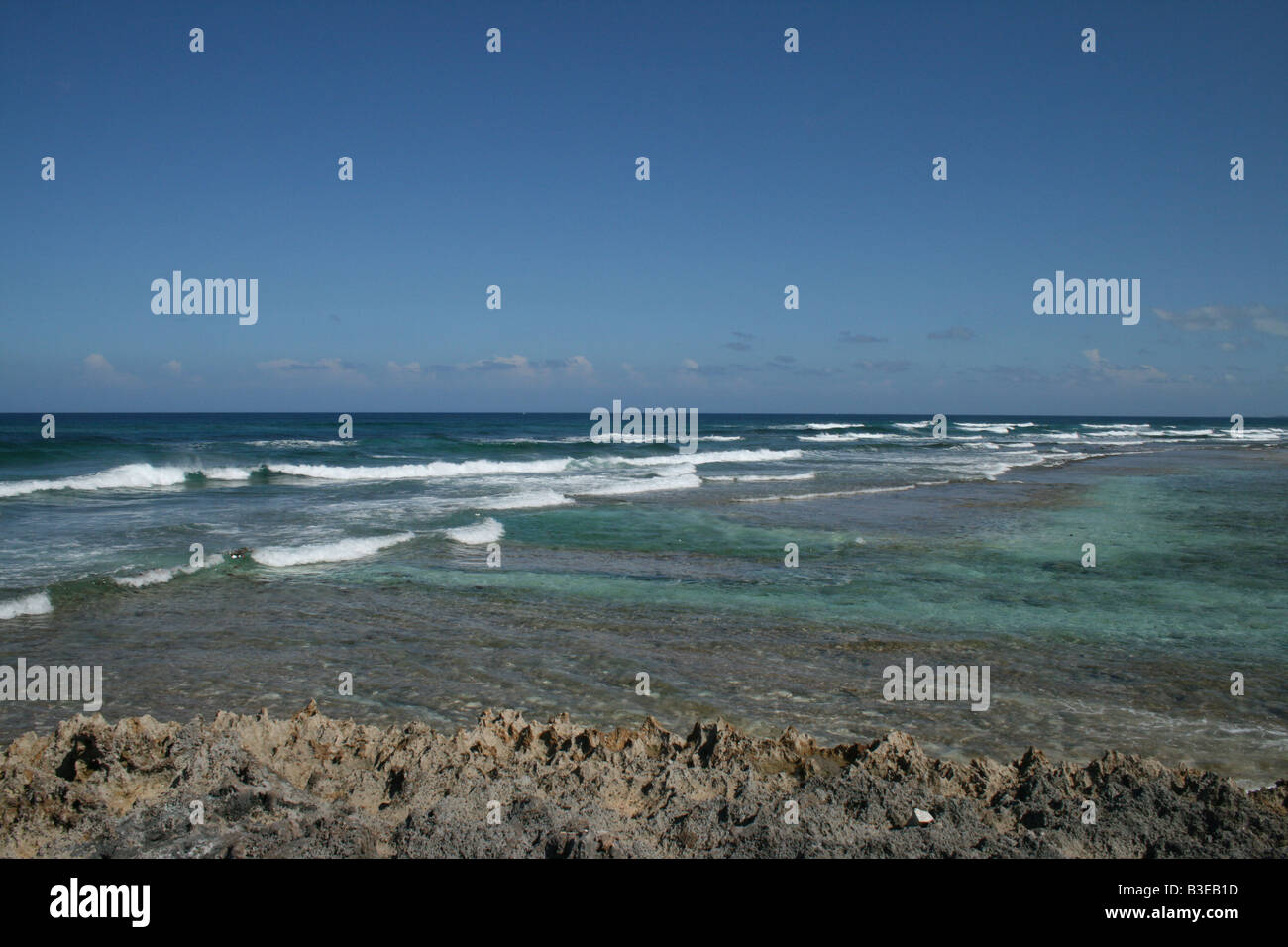 Blick auf Korallen und Atlantik direkt vor das Abaco Inn, Elbow Cay, Abaco, Bahamas. Stockfoto