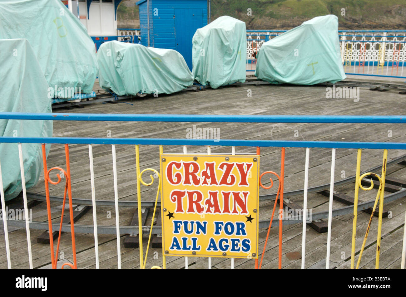 Eine geschlossene Messegelände fahren auf Llandudno Pier Stockfoto