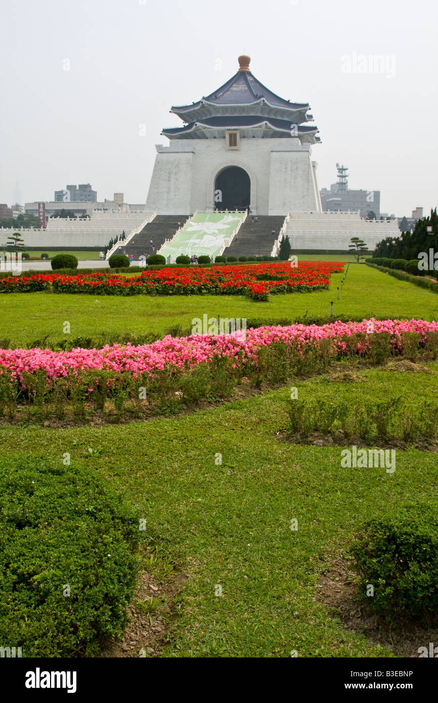 Schöne Gärten mit Chiang Kai-Shek-Gedächtnishalle im Hintergrund Stockfoto