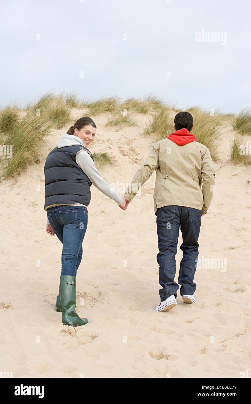 Paare, die auf einem sandigen Hügel Stockfoto