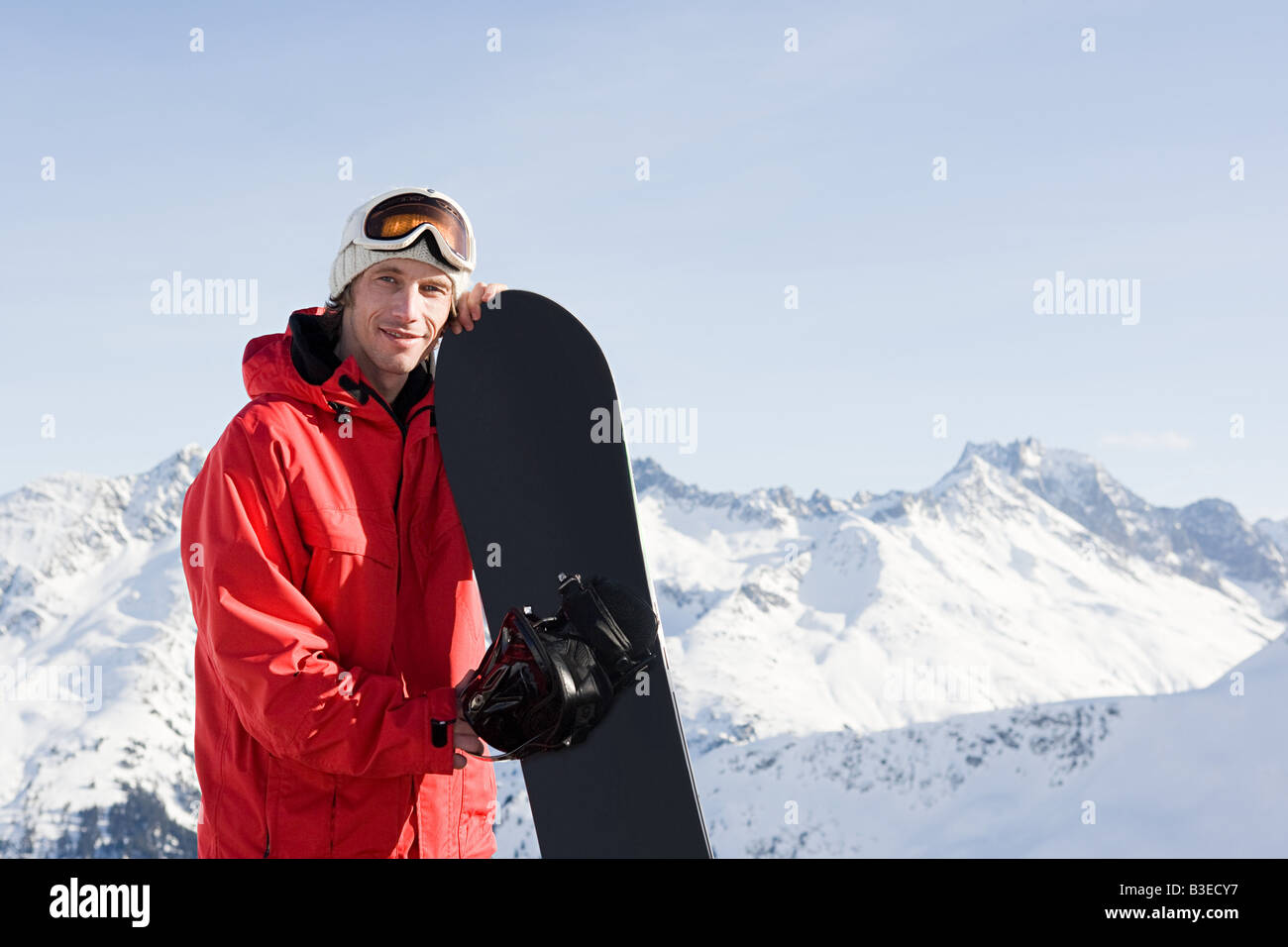 Porträt eines Mannes mit einem snowboard Stockfoto