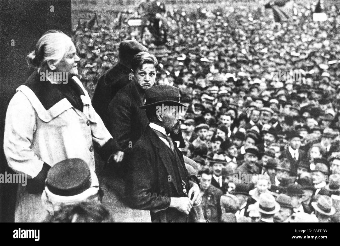 Zetkin, Clara, 5.7.1857 - 20.6.1933, deutscher Politiker (ZK), halbe Länge, mit Wilhelm Pieck, während der Rede, November 1918, Stockfoto