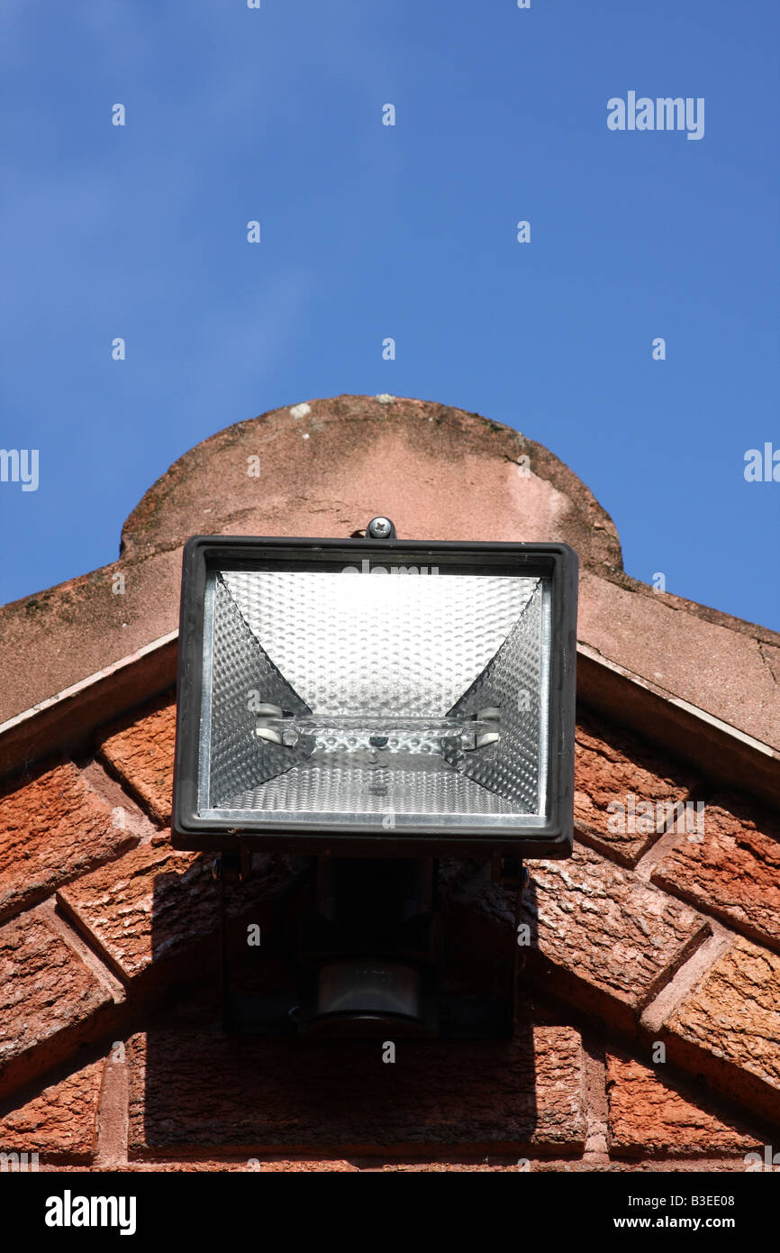 PIR Sicherheit Licht auf ein Haus Stockfoto