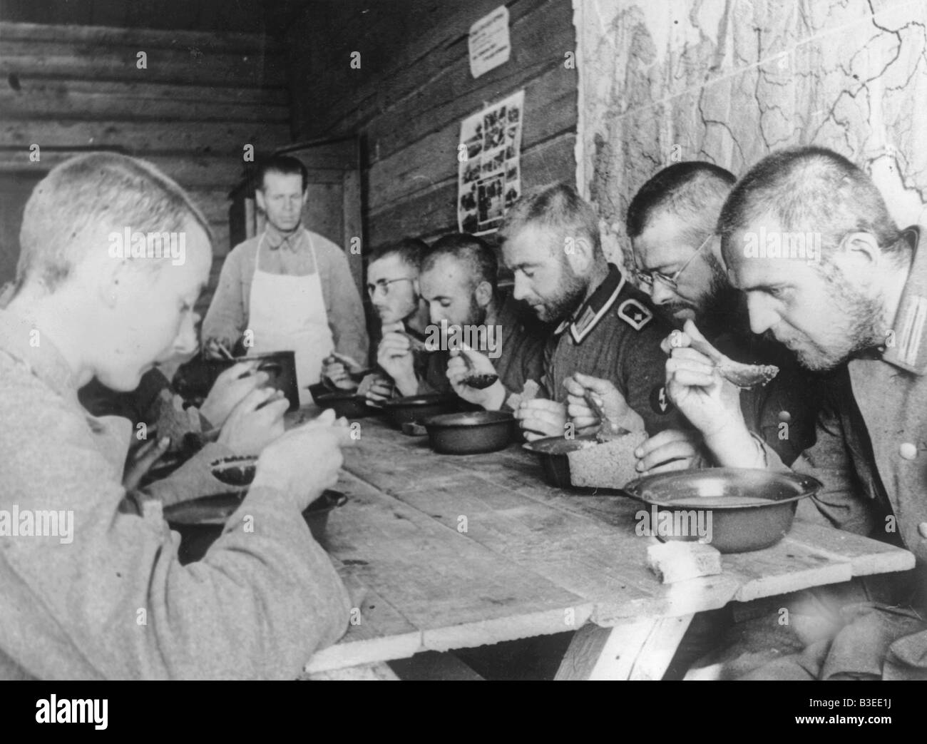 Deutschen Kriegsgefangenen Essen in der Kantine / WWII Stockfoto