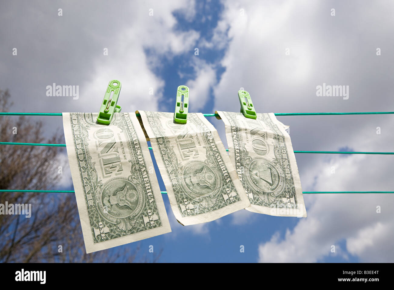 Dollarscheine auf einer Wäscheleine Stockfoto